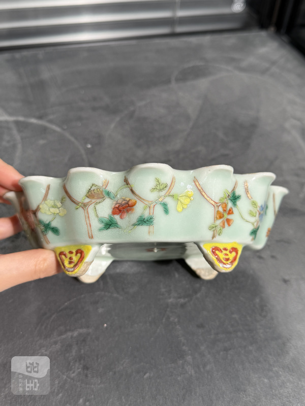 清晚期粉青釉粉彩折枝花卉纹荷叶形四如意足水盂 - 图3